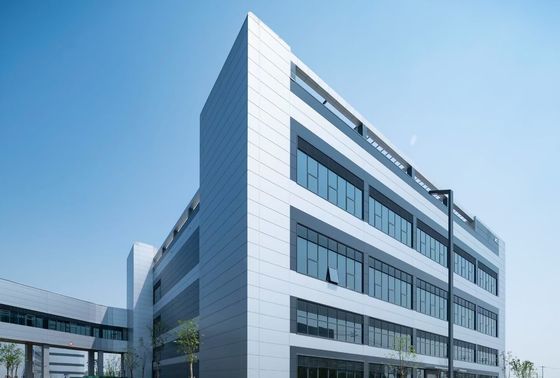 रोल अप डोर और फायरप्रूफ रॉक वूल क्लैडिंग सिस्टम के साथ औद्योगिक स्टील स्ट्रक्चर वेयरहाउस