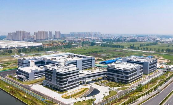 रोल अप डोर और फायरप्रूफ रॉक वूल क्लैडिंग सिस्टम के साथ औद्योगिक स्टील स्ट्रक्चर वेयरहाउस